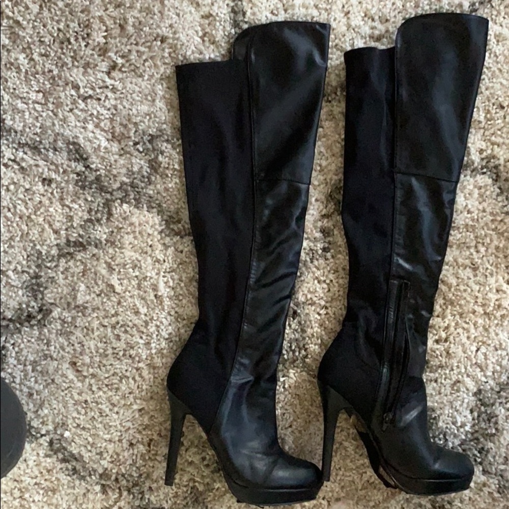 BLACK THIGH HIGH HEELED BOOTS